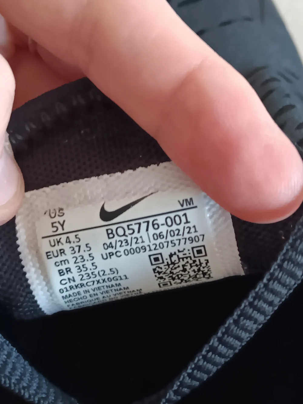Nike Air Max 270 Boys  Running Shoes - Black Size 7Y.